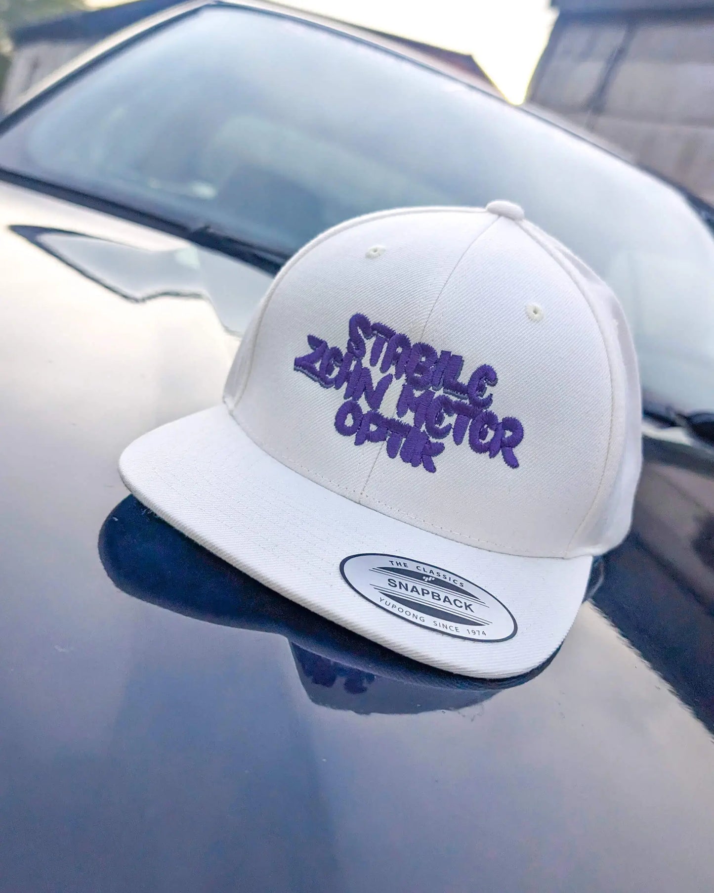 SZMO Stabile Zehn Meter Optik Cap Weiß mit Lila Stick Detailansicht