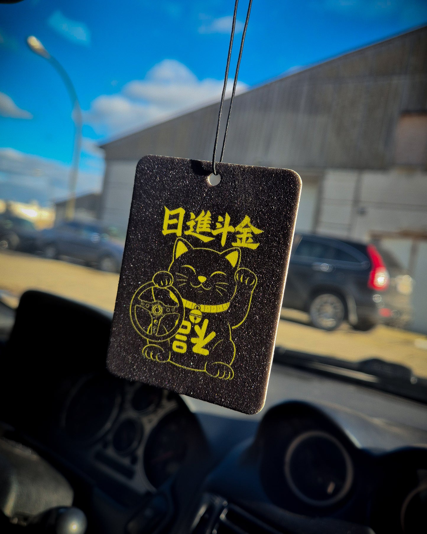 SZMO - Stabile Zehn Meter Optik Duftbaum Drift Cat Schwarz Gelb Tuning JDM Winkekatze