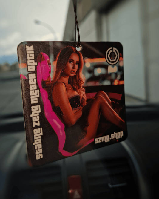 SZMO - Stabile Zehn Meter Optik Duftbaum Pink Black Videospiel Schriftart West Coast Style Lufterfrischer