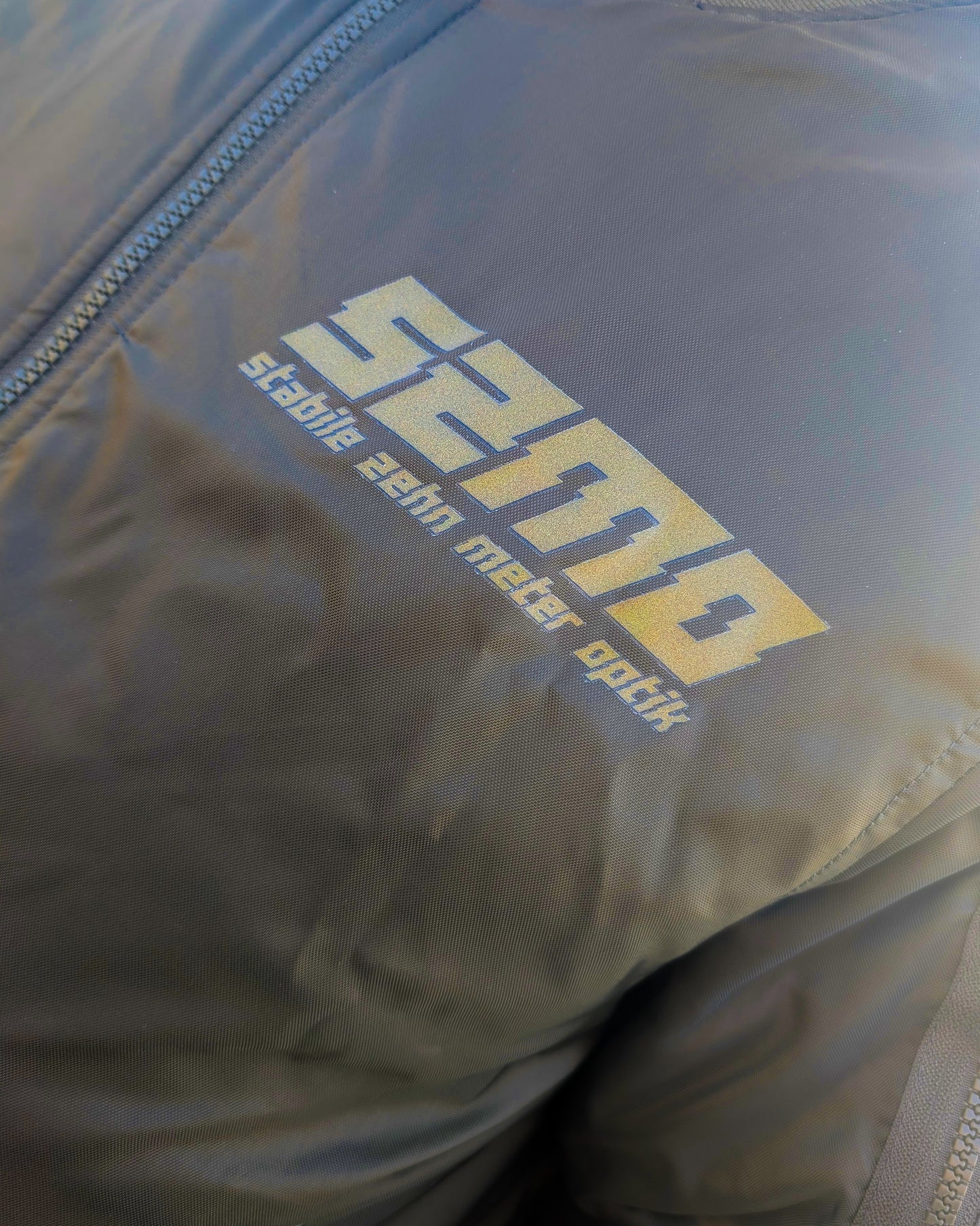 SZMO R32 Sedan Bomber Jacke Skyline Viertürer JDM Streetwear Vorderansicht