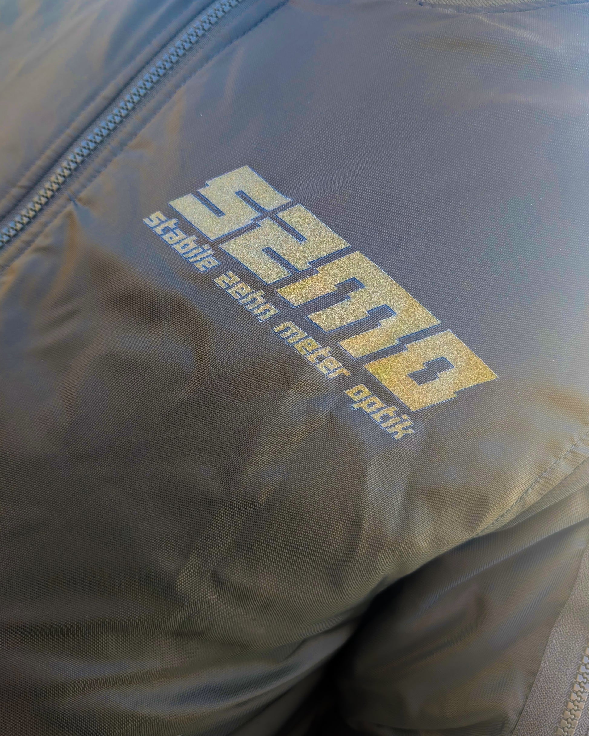 SZMO R32 Sedan Bomber Jacke Skyline Viertürer JDM Streetwear Vorderansicht