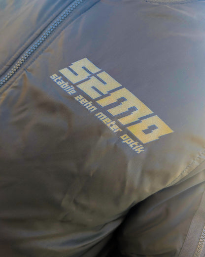 SZMO R32 Sedan Bomber Jacke Skyline Viertürer JDM Streetwear Vorderansicht