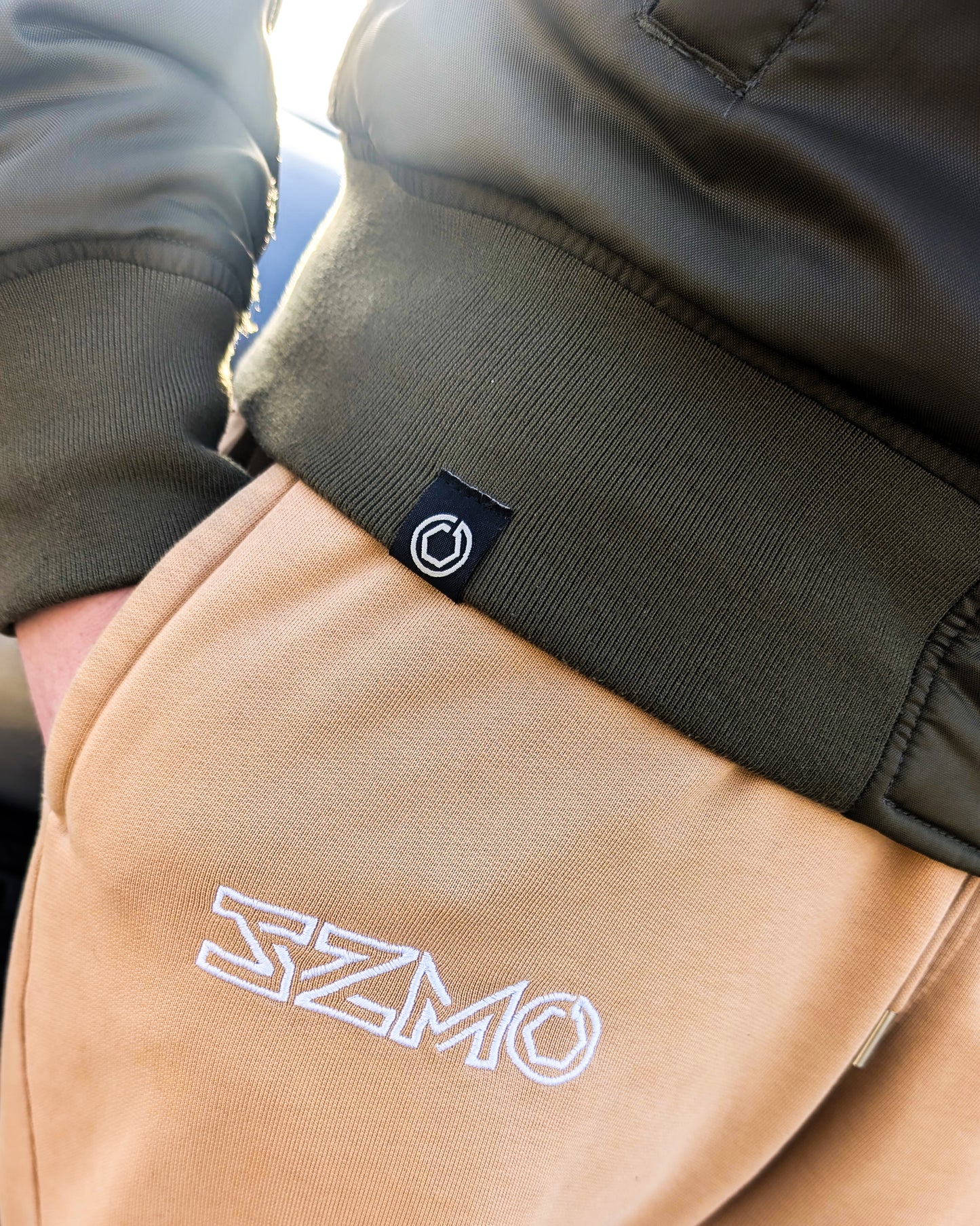 SZMO R32 Sedan Bomber Jacke Skyline Viertürer JDM Streetwear Detailaansicht Webetikett