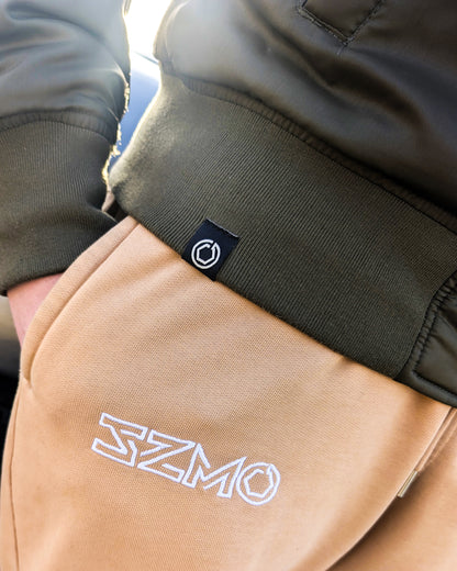 SZMO R32 Sedan Bomber Jacke Skyline Viertürer JDM Streetwear Detailaansicht Webetikett