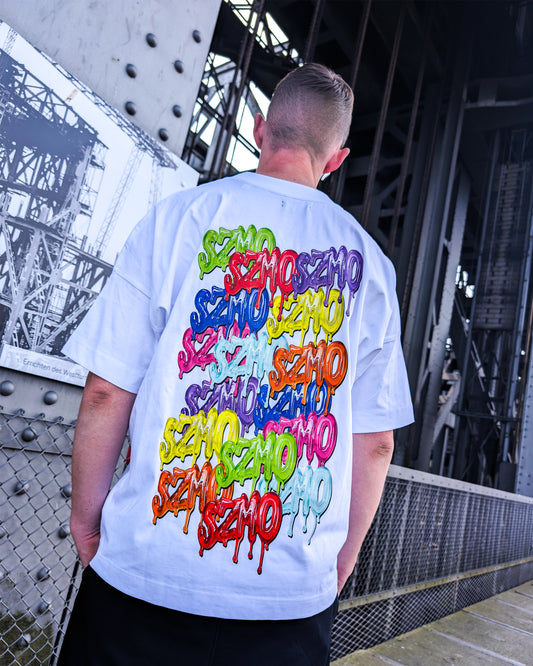 SZMO Logo T-Shirt Weiß Multicolor Backprint Oversize Rückansicht