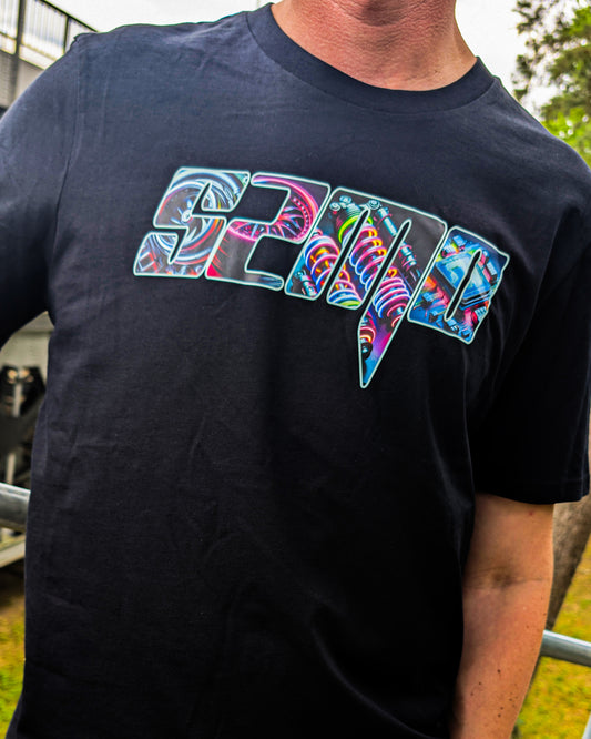 SZMO Neon Logo T-Shirt Schwarz leuchtender Print Vorderansicht