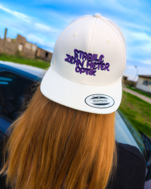 SZMO Stabile Zehn Meter Optik Cap Weiß mit Lila Stick Vorderansicht