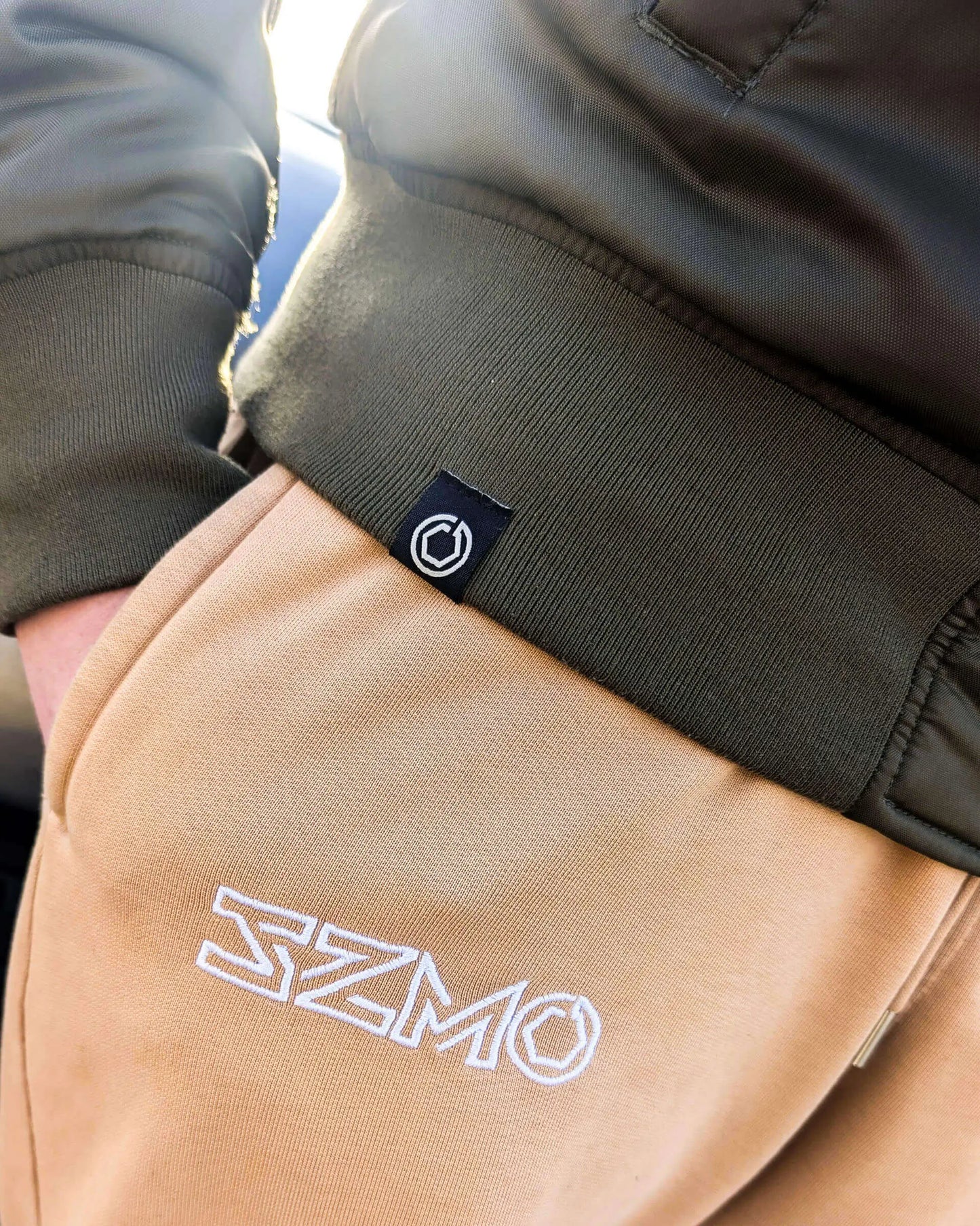 SZMO R32 Sedan Bomber Jacke Skyline Viertürer JDM Streetwear Detailaansicht Webetikett