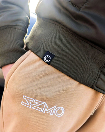 SZMO R32 Sedan Bomber Jacke Skyline Viertürer JDM Streetwear Detailaansicht Webetikett