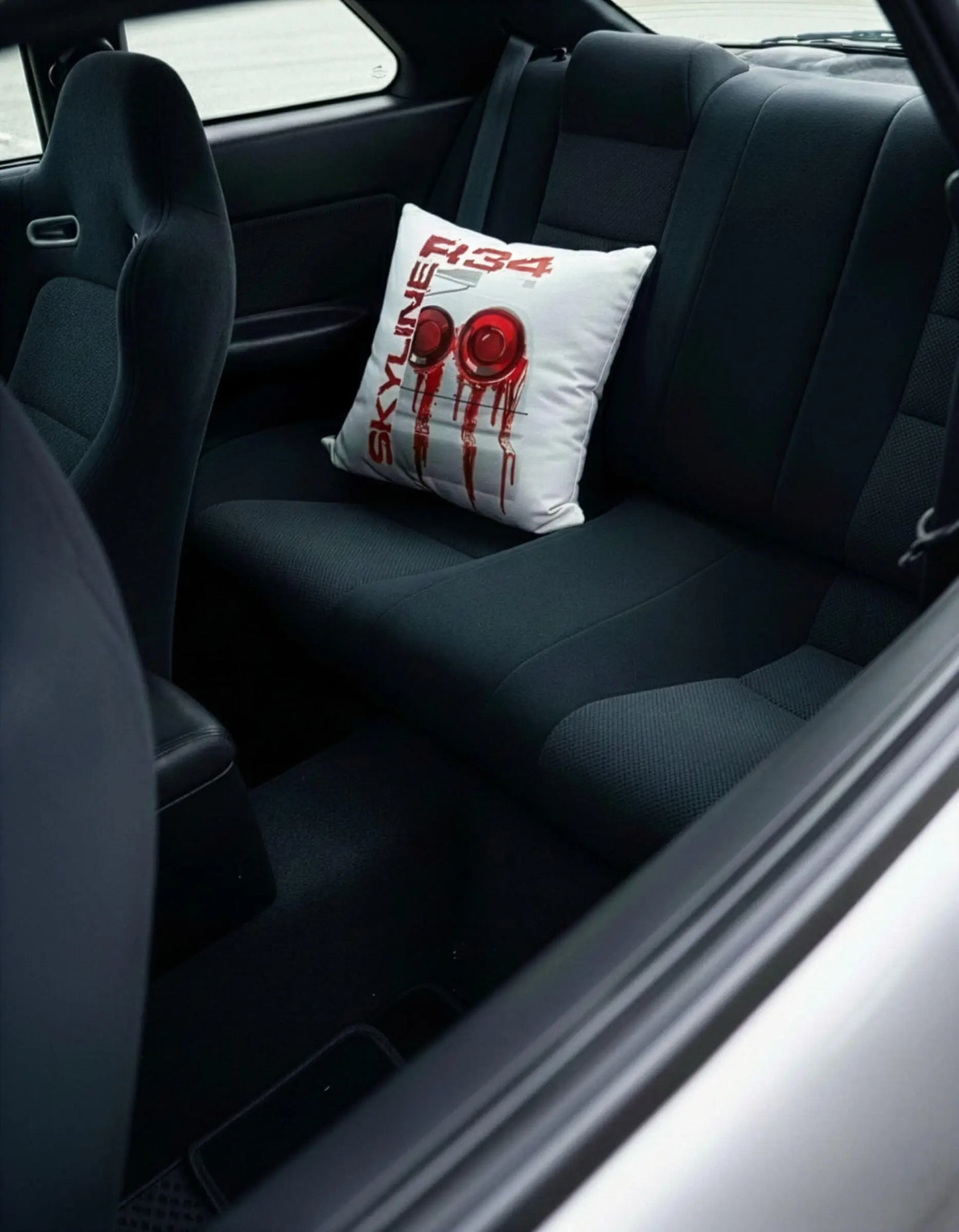 SZMO Kissen Weiß R34 Skyline Rückleuchten Design JDM Deko Sofa Vorderansicht