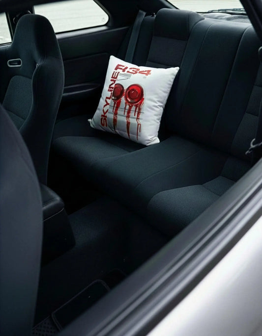 SZMO Kissen Weiß R34 Skyline Rückleuchten Design JDM Deko Sofa Vorderansicht