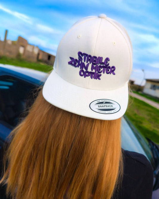 SZMO Stabile Zehn Meter Optik Cap Weiß mit Lila Stick Vorderansicht