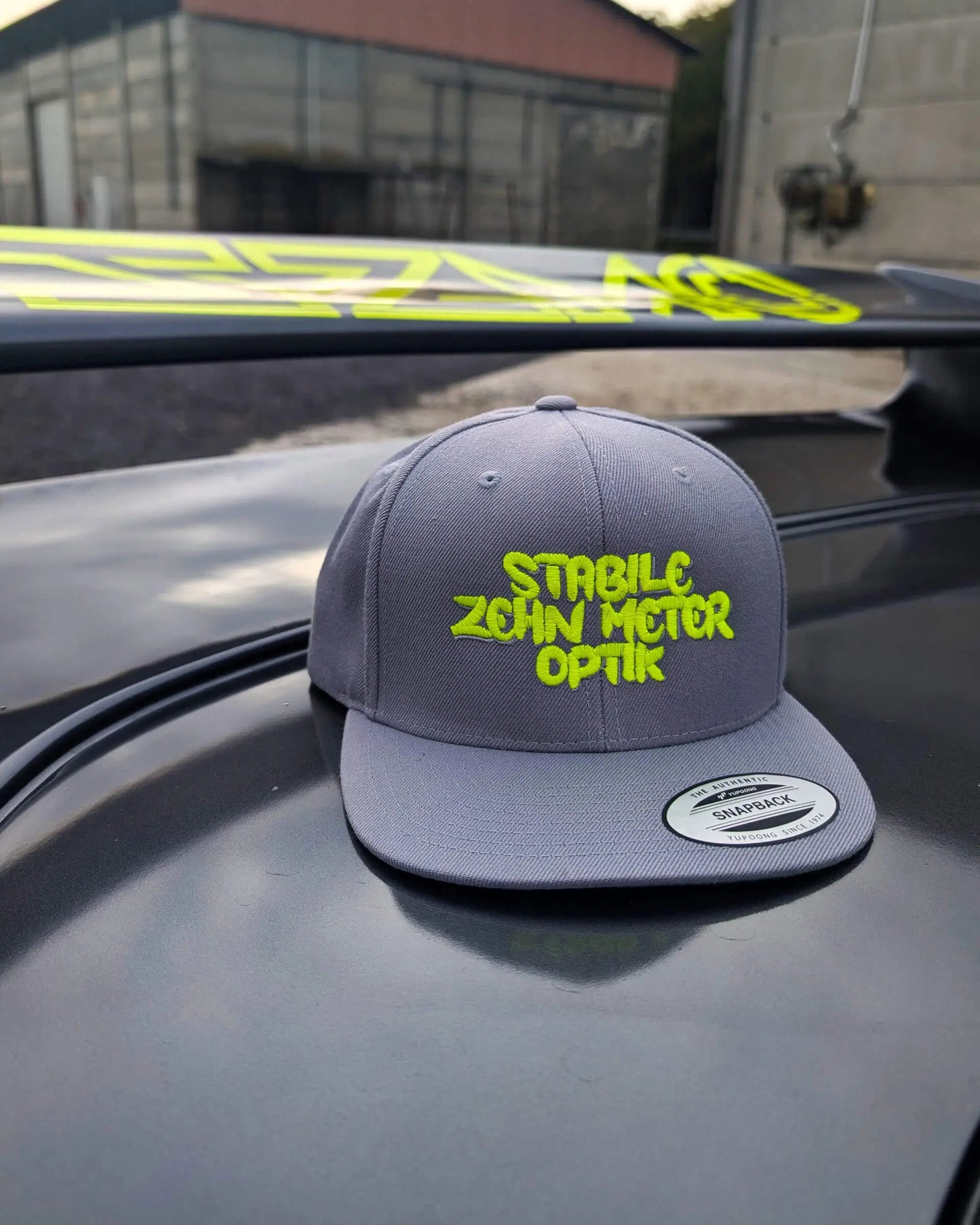 SZMO Stabile Zehn Meter Optik Cap Grau mit Neon Gelben Stick Vorderansicht Detail
