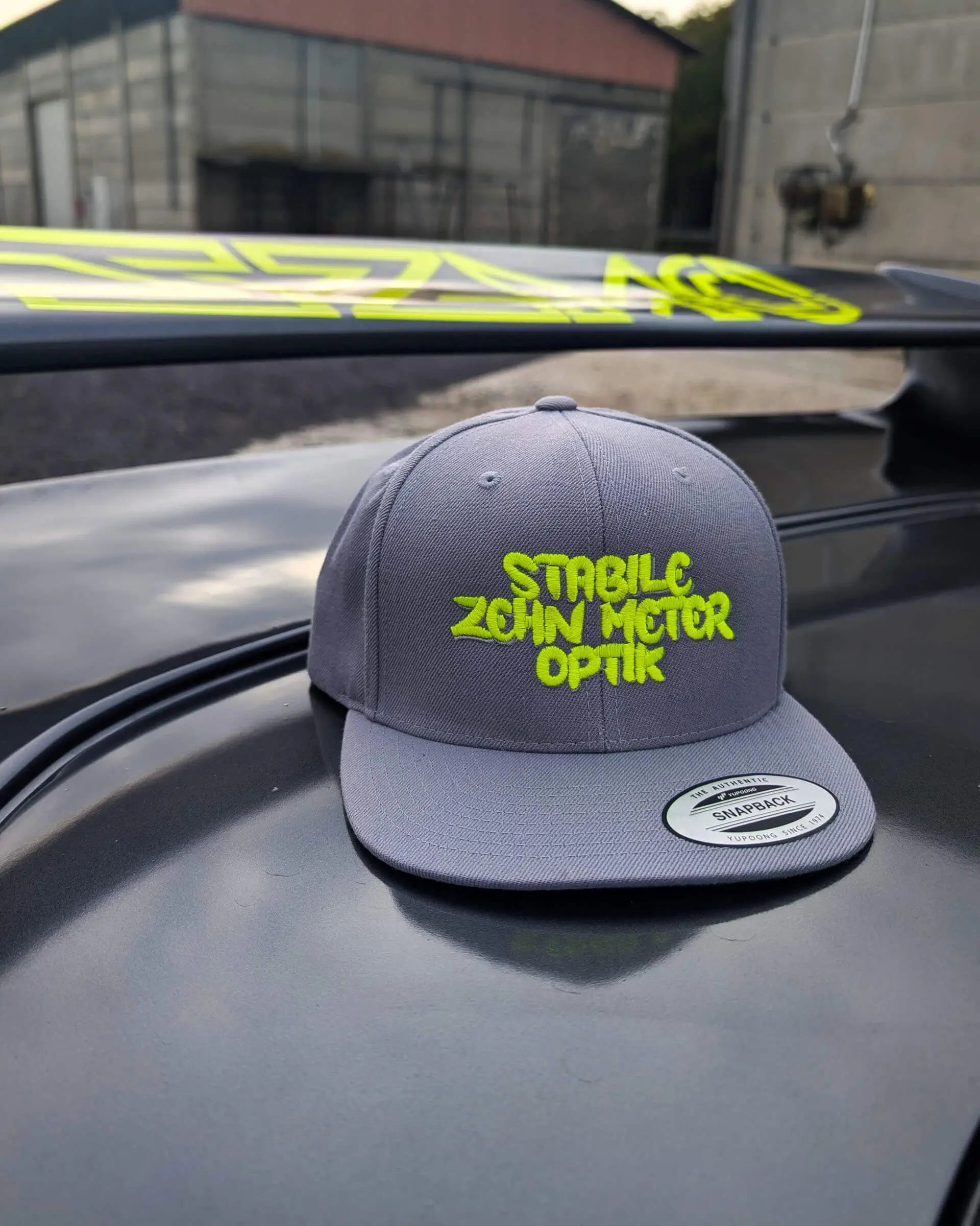SZMO Stabile Zehn Meter Optik Cap Grau mit Neon Gelben Stick Vorderansicht Detail