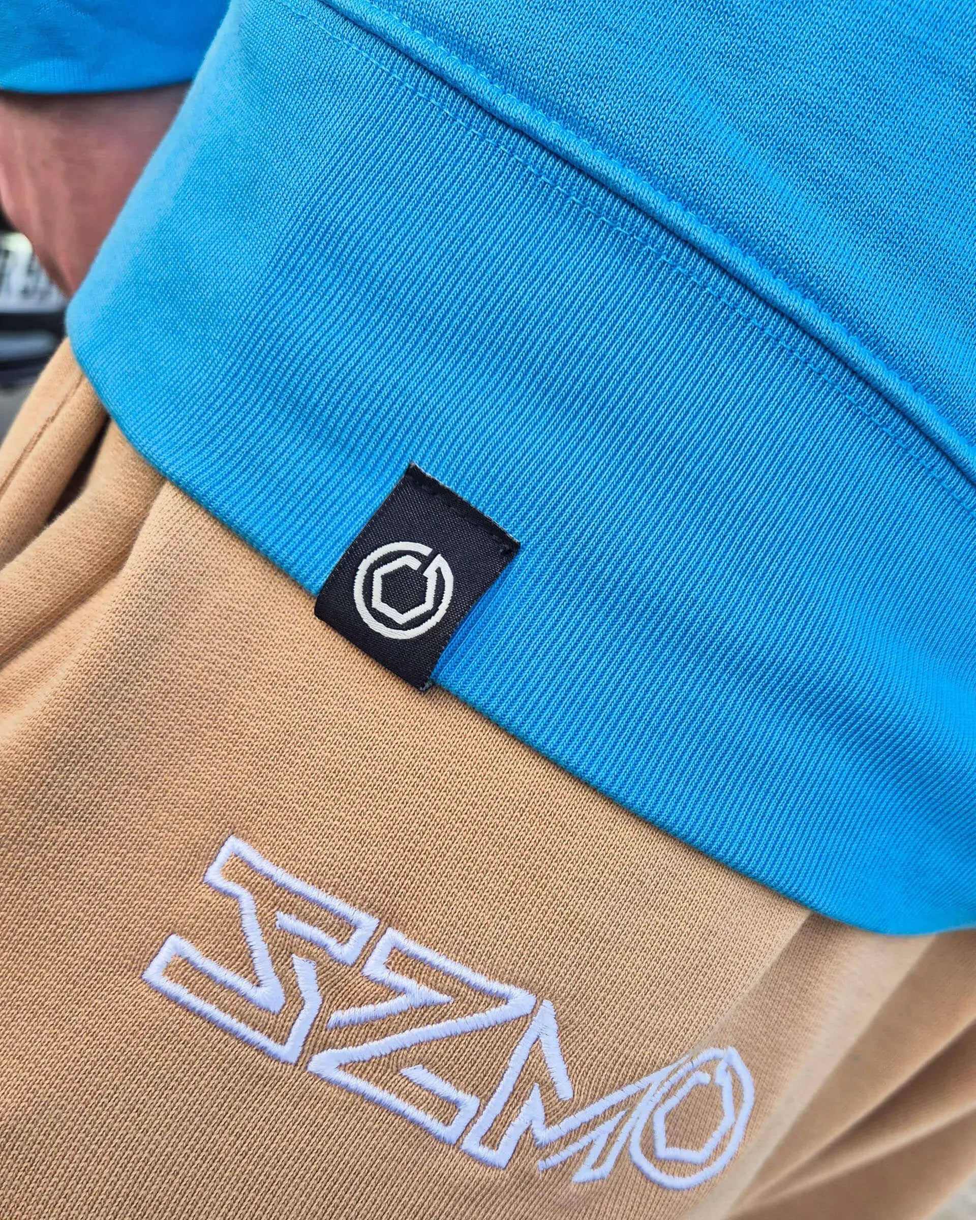 SZMO Stabile Zehn Meter Optik Pullover Crewneck Blau Detailansicht Webetikett