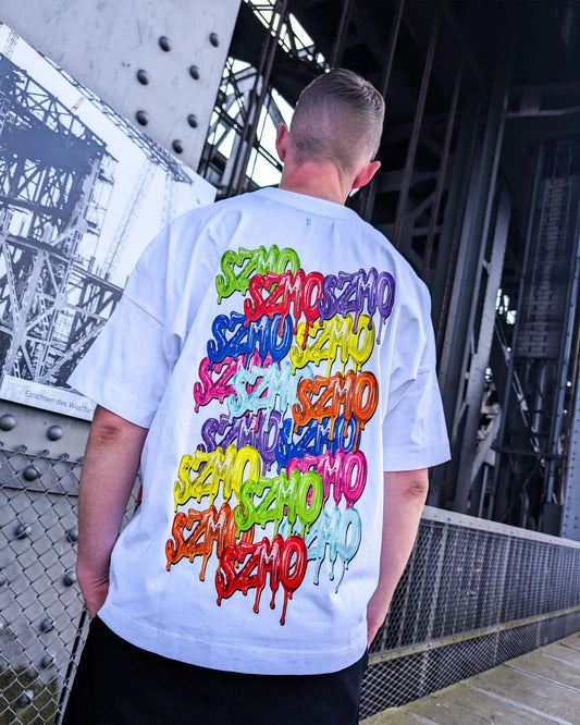 SZMO Logo T-Shirt Weiß Multicolor Backprint Oversize Rückansicht