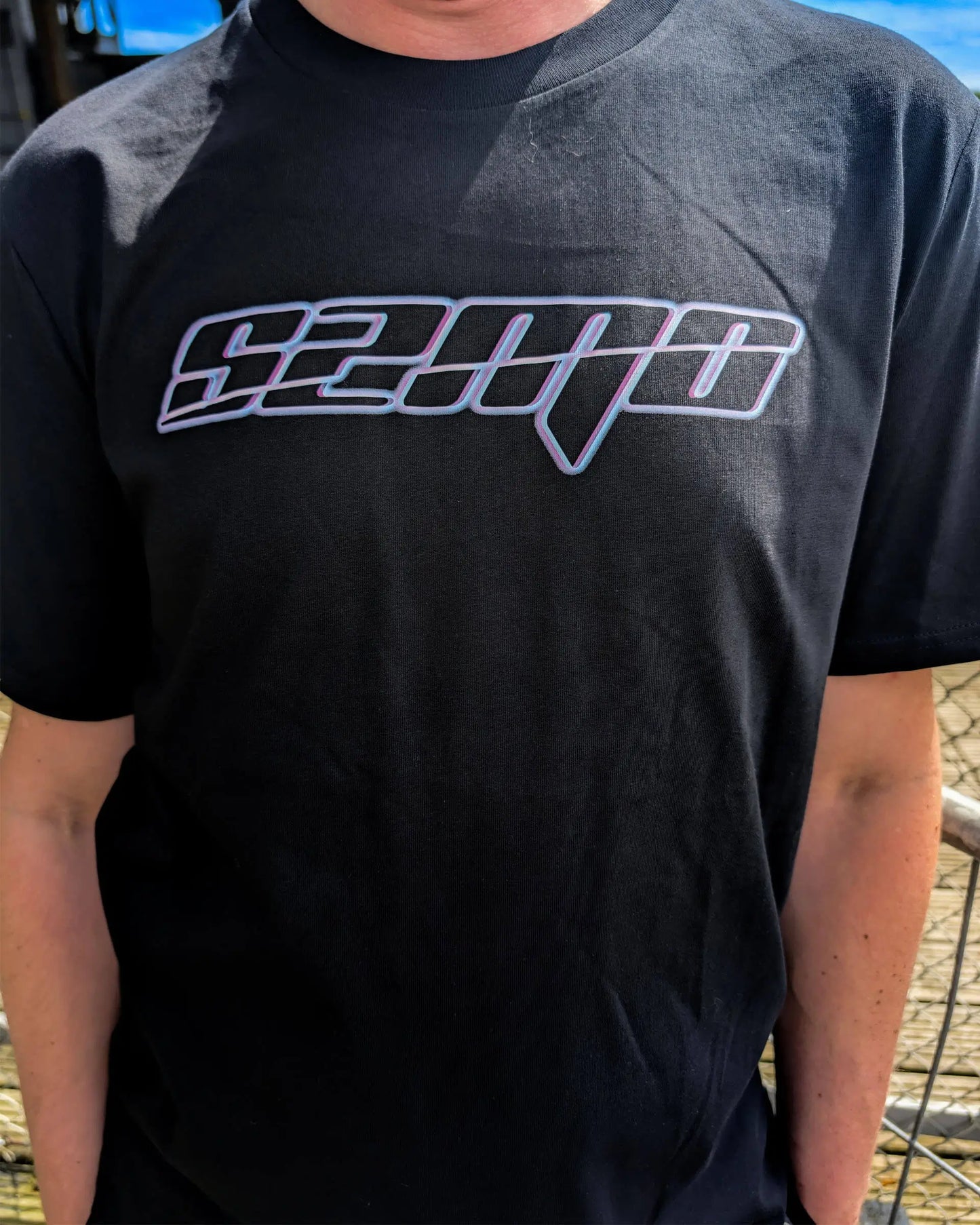 SZMO Glitch Design T-Shirt Modern Art Automotive Fashion Vorderansicht